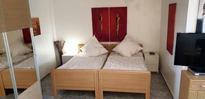 2 bedrooms, iron/ironing board, WiFi