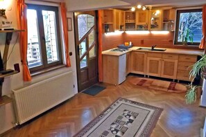 Réfrigérateur, four à micro-ondes, surface de cuisson