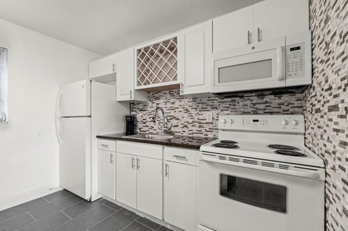 Luxury Beach Condo Getaway with fast Wifi