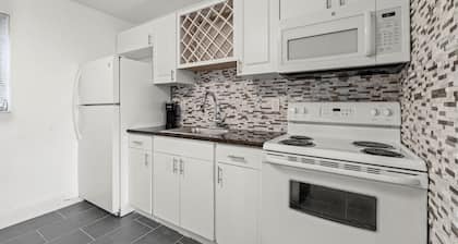 Luxury Beach Condo Getaway with fast Wifi