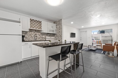 Luxury Beach Condo Getaway with fast Wifi