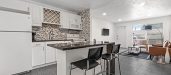 Luxury Beach Condo Getaway with fast Wifi