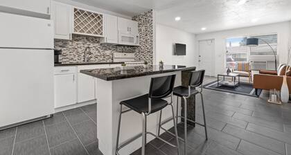 Luxury Beach Condo Getaway with fast Wifi