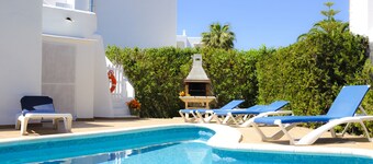 Simple holiday home Corb Mari, sleeps 6, pool and garden, 200 meters from beach