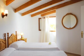 3 dormitoris, caixa forta a l'habitació i planxa i posts de planxar 