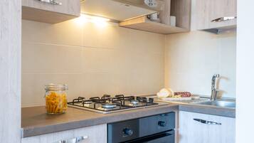 Căn hộ phong cách cổ điển, 2 phòng ngủ, hồ bơi riêng, khu vực sân vườn | Bếp riêng | Tủ lạnh, lò nướng, vỉ nướng, dụng cụ nấu nướng/bát dĩa/dao nĩa