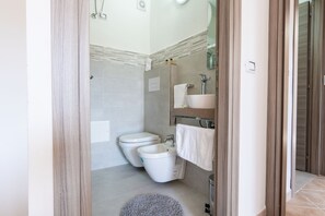 Lägenhet Panoramic - 3 sovrum - privat pool - havsutsikt | Badrum | Dusch, gratis toalettartiklar, bidé och handdukar