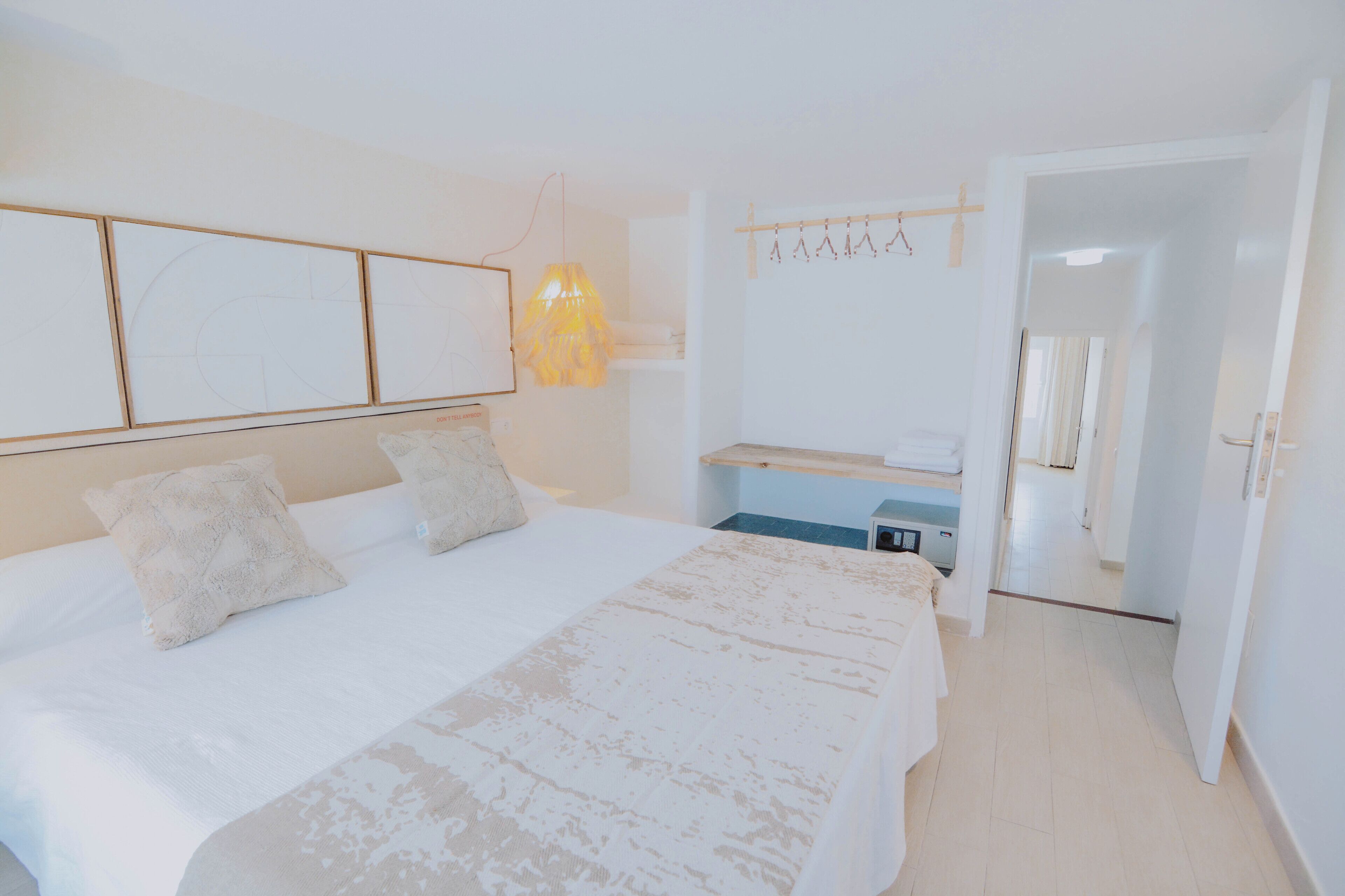 Leilighet – grand, 2 soverom, balkong | Safe på rommet, blendingsgardiner og strykejern/-brett