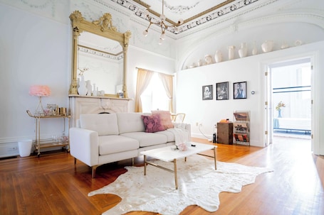 Interior. Walk to Stadiums & Downtown, Jet Tub, Historic Apt