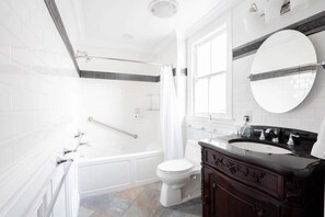 Dutxa, assecador de cabells, tovalloles i xampú 