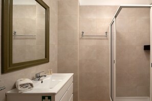 Dusche, Haartrockner, Handtücher, Seife