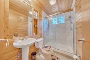 Hair dryer, towels, soap, shampoo - Luxe Private Mountainside Getaway in Pioneer! (Pioneer)