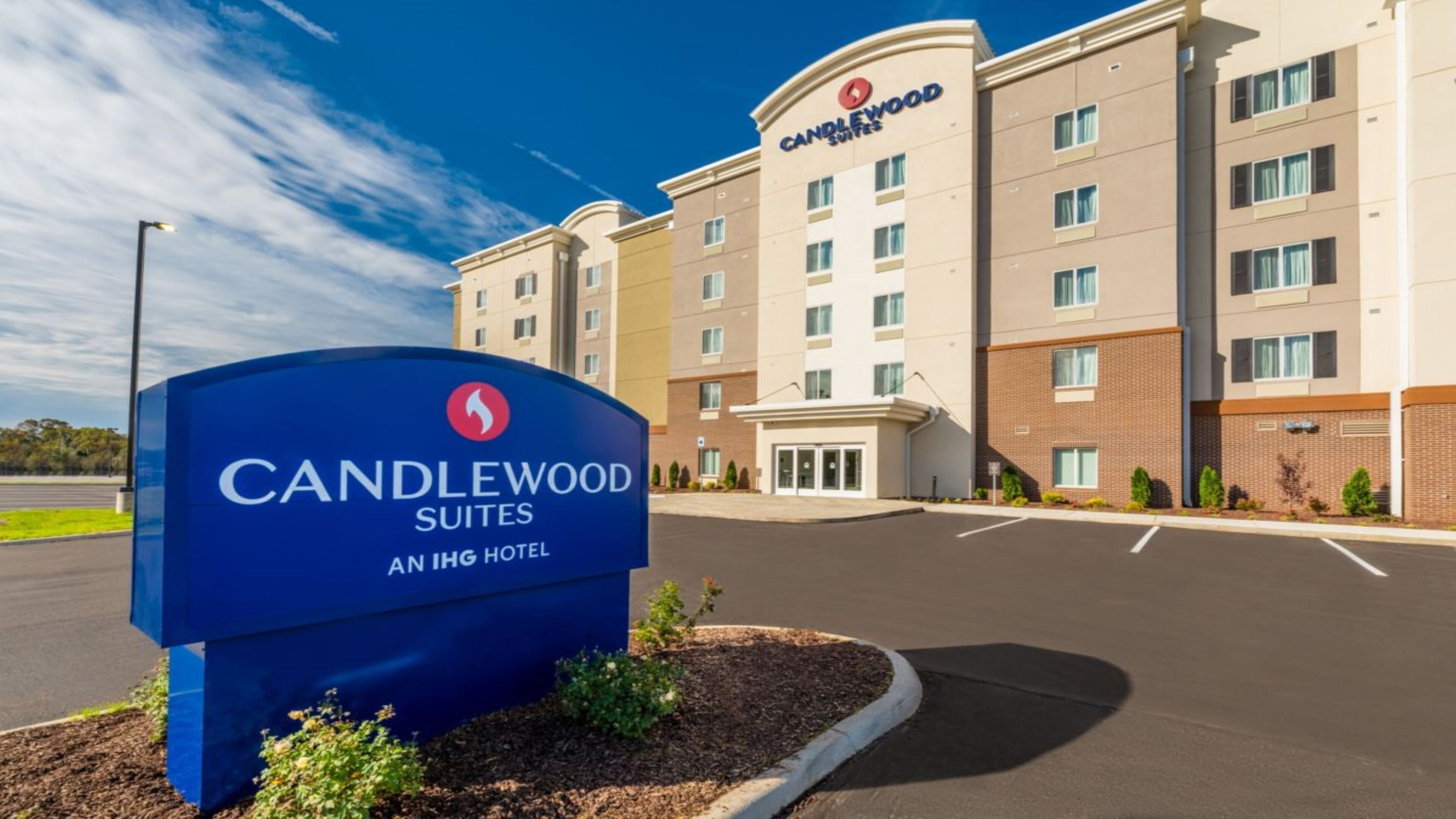 Ein Hotel Eingang mit einem Schild für Candlewood Suites, ein IHG Hotel.