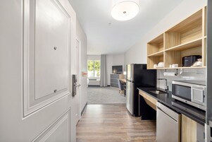 开间套房, 1 张特大床, 无障碍 (Communications, Roll-In Shower) | 1 多间卧室、防过敏的被褥、加厚床垫、办公桌