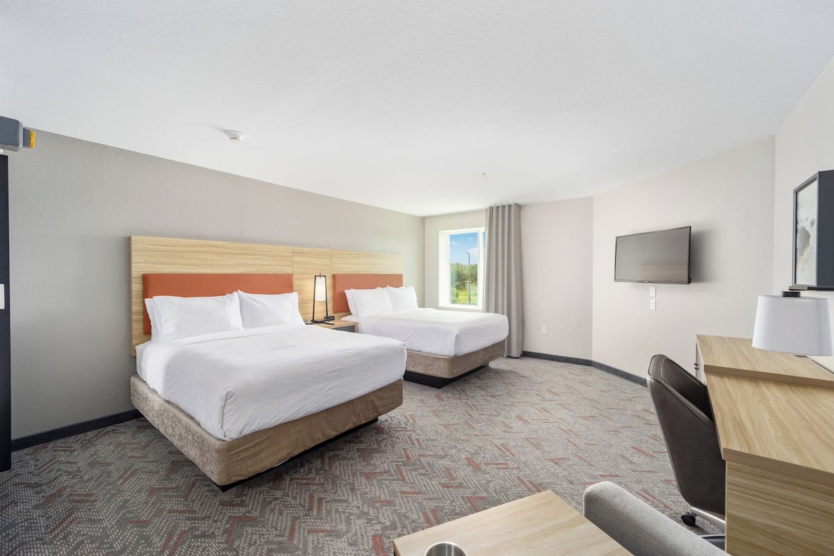 1 bedroom, hypo-allergenic bedding, pillow-top beds, desk