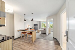 1 多间卧室、防过敏的被褥、加厚床垫、办公桌