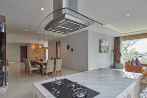 家庭别墅 (7 Bedrooms) | 私人厨房 | 大冰箱、微波炉、烤箱、炉灶