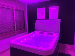 Interior - HEATED SWIMMING POOL 2-person apartment with private spa in villa - beach 300m away (Santec)