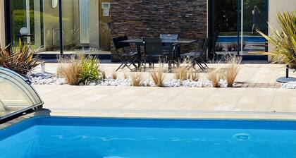 PISCINE CHAUFFĂE appt 2 personnes avec spa privĂ© dans villa - plage Ă 300m