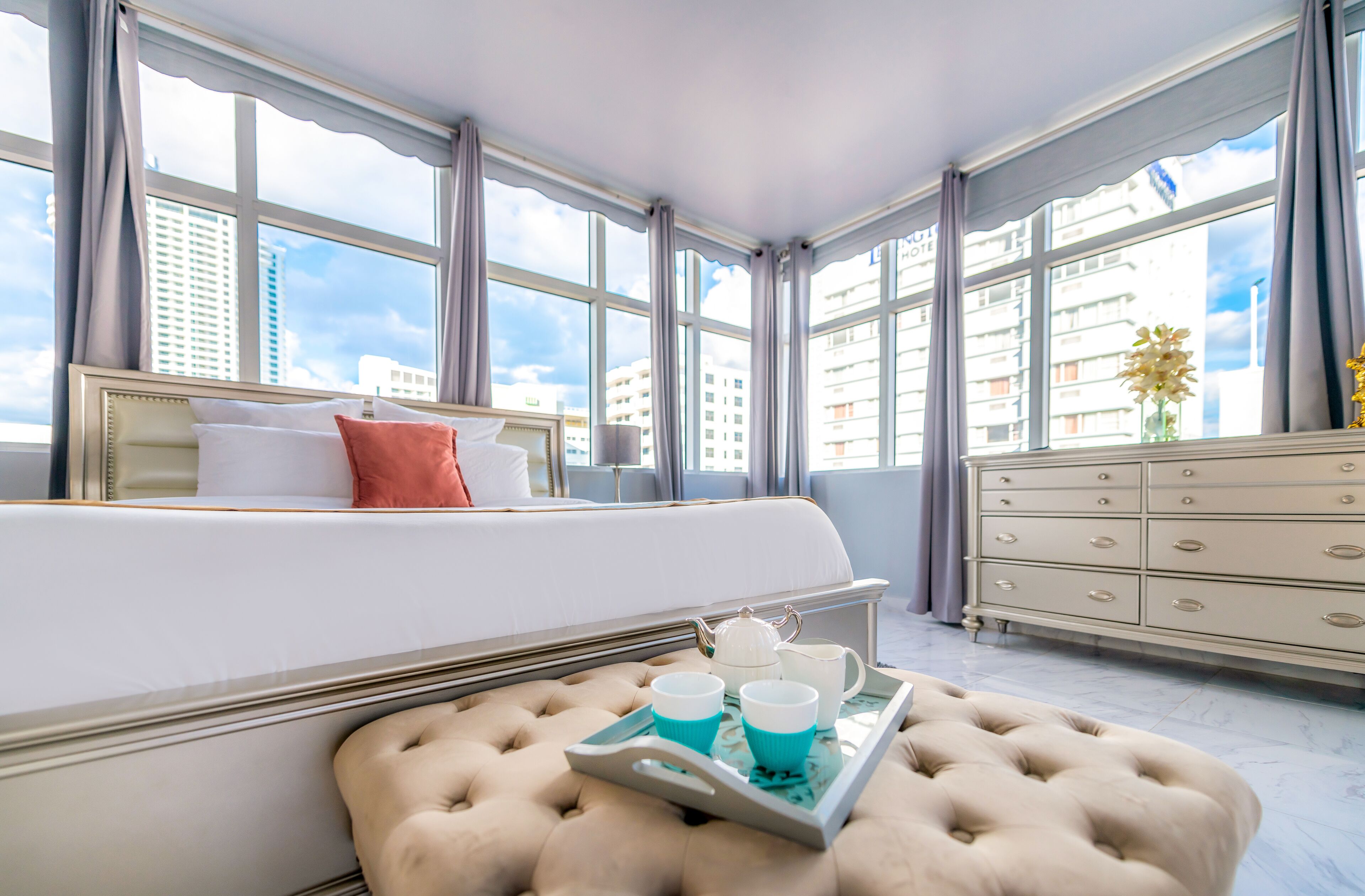 Penthouse panorámico, 1 habitación, vista a la ciudad, piso ejecutivo | Área de sala de estar | Smart TV de 40 pulgadas con canales digitales, televisión y Netflix 