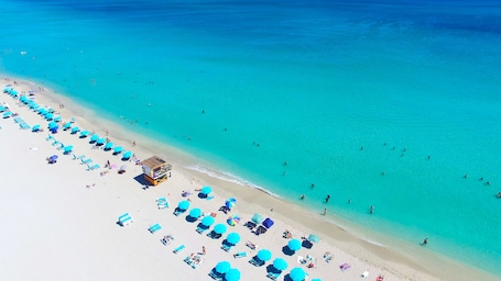 Una playa cerca, arena blanca, toallas de playa