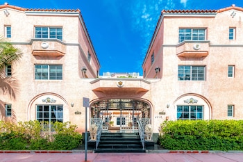 Hotel exterior and entrance at Secret Garden Miami Beach