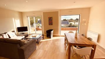 Televisio, DVD-soitin, pöytäjalkapallopöytä, kirjoja