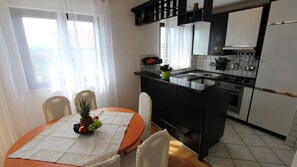 Refrigerador, horno, parrilla de estufa y cafetera y tetera 