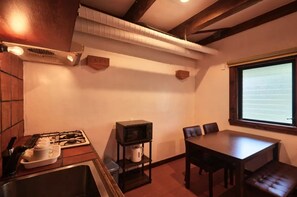 Réfrigérateur, micro-ondes, plaque de cuisson