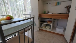 Refrigerador, microondas, cafetera/tetera, tostadora