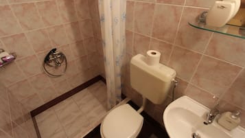 Suihku, hiustenkuivaaja, pyyhkeet