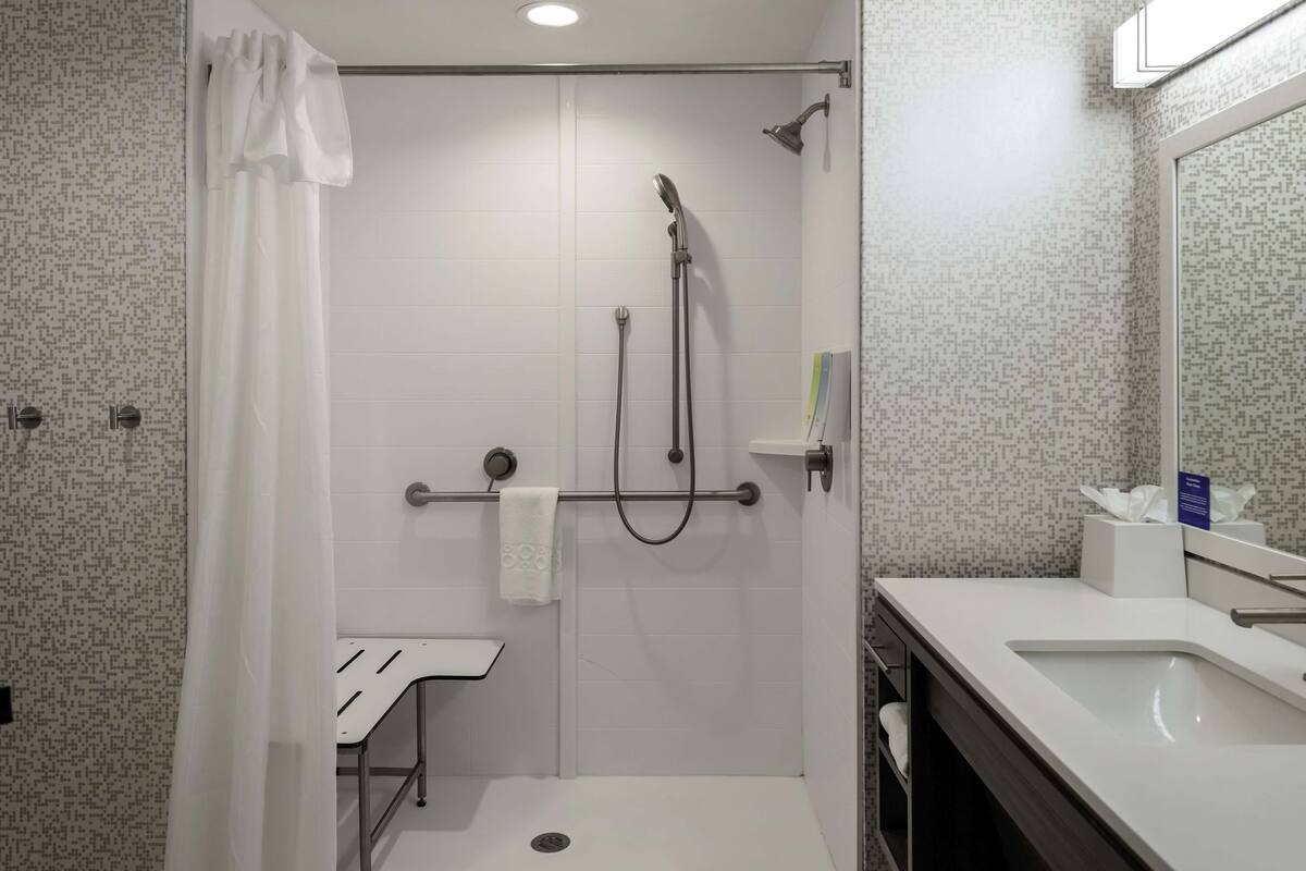 Ein modernes Badezimmer mit Dusche, Toilette und Waschbecken.