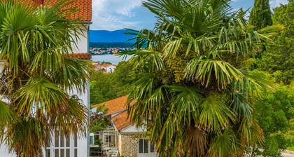 Modern apartment Pivas 1 , ideal for families with children, near the beach and the center
