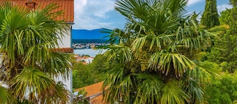 Modern apartment Pivas 1 , ideal for families with children, near the beach and the center
