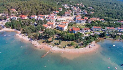 Spacious ground floor apartment Roses 1 in a quiet location on the island of Krk