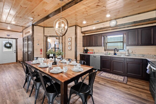 Dining - 4 bedrooms, near the strip, we have space for you, great for fams, bunk beds! (Pigeon Forge)