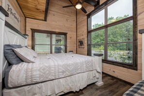 4 bedrooms, iron/ironing board, travel crib, free WiFi - 4 bedrooms, near the strip, we have space for you, great for fams, bunk beds! (Pigeon Forge)