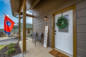 Exterior detail - 4 bedrooms, near the strip, we have space for you, great for fams, bunk beds! (Pigeon Forge)