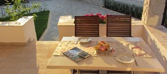 Lovely holiday home for 2 persons, only 20 m from the sea/beach - ideal also for work from home