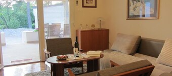 Lovely holiday home for 2 persons, only 20 m from the sea/beach - ideal also for work from home