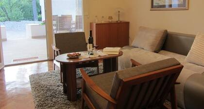 Lovely holiday home for 2 persons, only 20 m from the sea/beach - ideal also for work from home