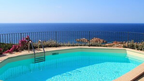 A pool with a clear view of the ocean and rocky coastline. - Charming retreat with panoramic private pool, 300m from the sea (Trinità d'Agultu e Vignola)