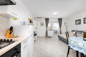 Kühlschrank, Mikrowelle, Ofen, Herdplatte