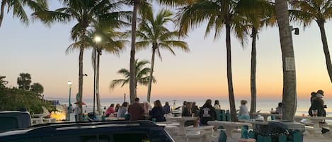 Na praia, espreguiçadeiras, toalhas de praia