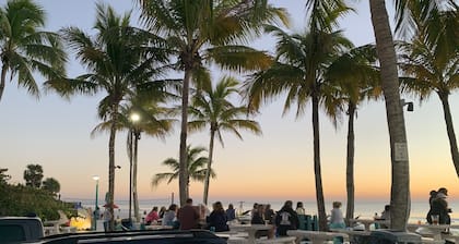 Beach, Shelling, Water Sport, Restaurant Right Across The Street! Paradise!!