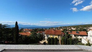 Property grounds - Low-cost apartment Marijan 6 with sea view in Malinska (Malinska)