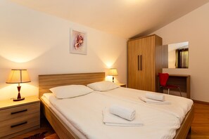 3 bedrooms, iron/ironing board, WiFi, bed sheets