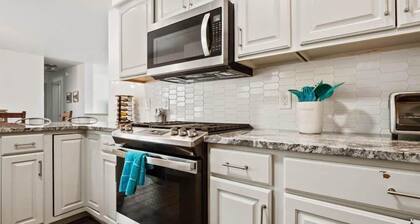 4BR Cozy Retreat - Hot Tub, Grill, Mountain Views