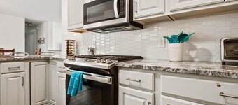 4BR Cozy Retreat - Hot Tub, Grill, Mountain Views