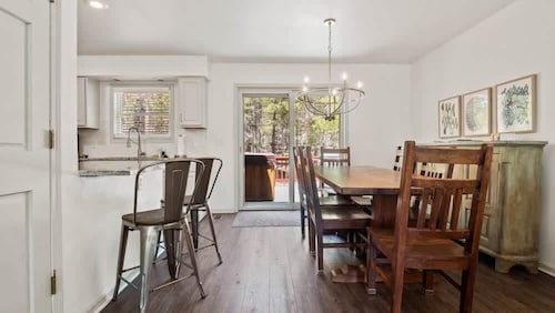 4BR Cozy Retreat - Hot Tub, Grill, Mountain Views